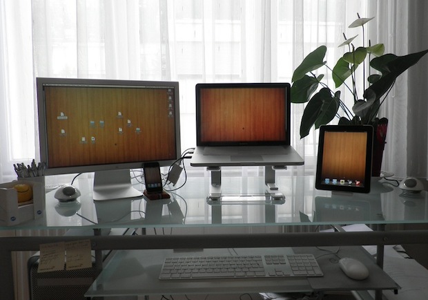 mac-setup-cinema-display-macbook-pro-ipad