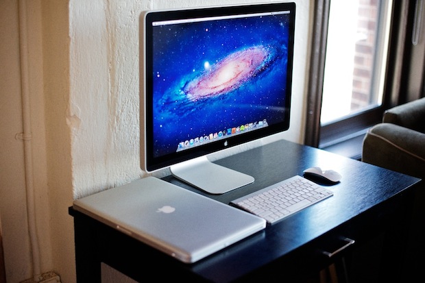 macbook-pro-cinema-display MacBook Pro docked to an Apple Cinema Display