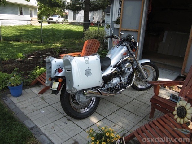 powermac-g4-motorcycle-saddlebags Motorcycle with PowerMac G4 as Saddlebags