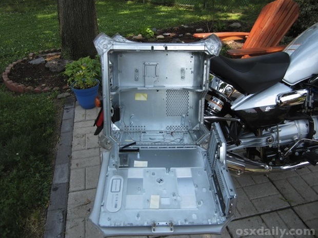 powermac-g4-motorcycle-saddlebags5 Usable PowerMac G4 cases as motorcycle saddlebags