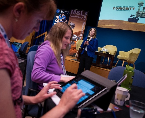 nasa-ipad-mars-curiosity NASA Mars Curiosity worker using iPad