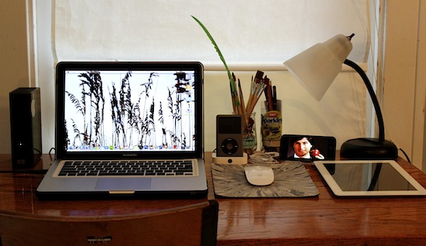 macbookpro-ipad-desk-setup Minimal MacBook Pro and iPad desk setup