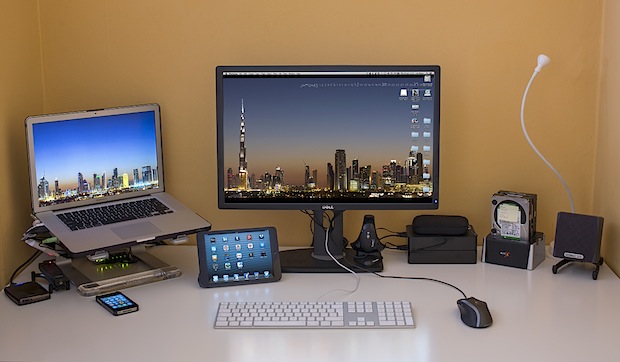 mac-photographer-setup Mac photographers desk setup